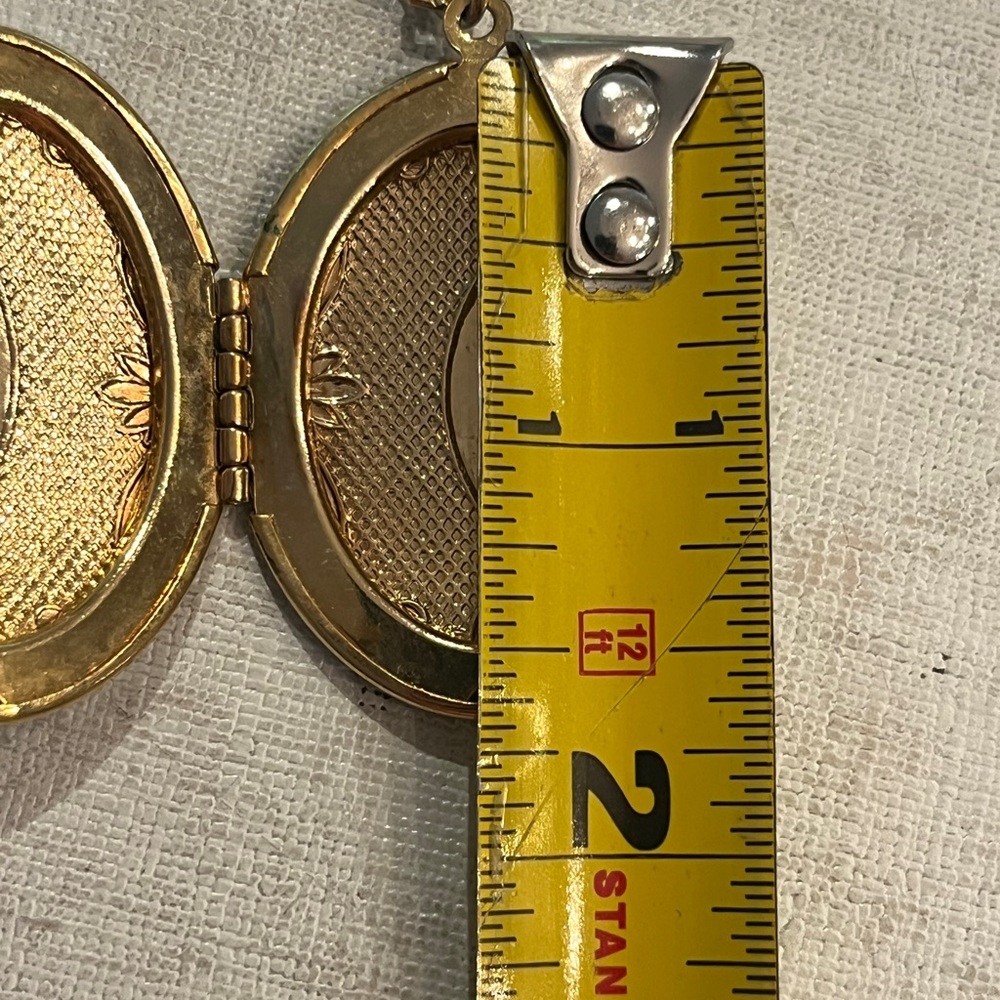 Vintage large Victorian style Gold Locket Necklace. GUC! - Picture 8 of 8